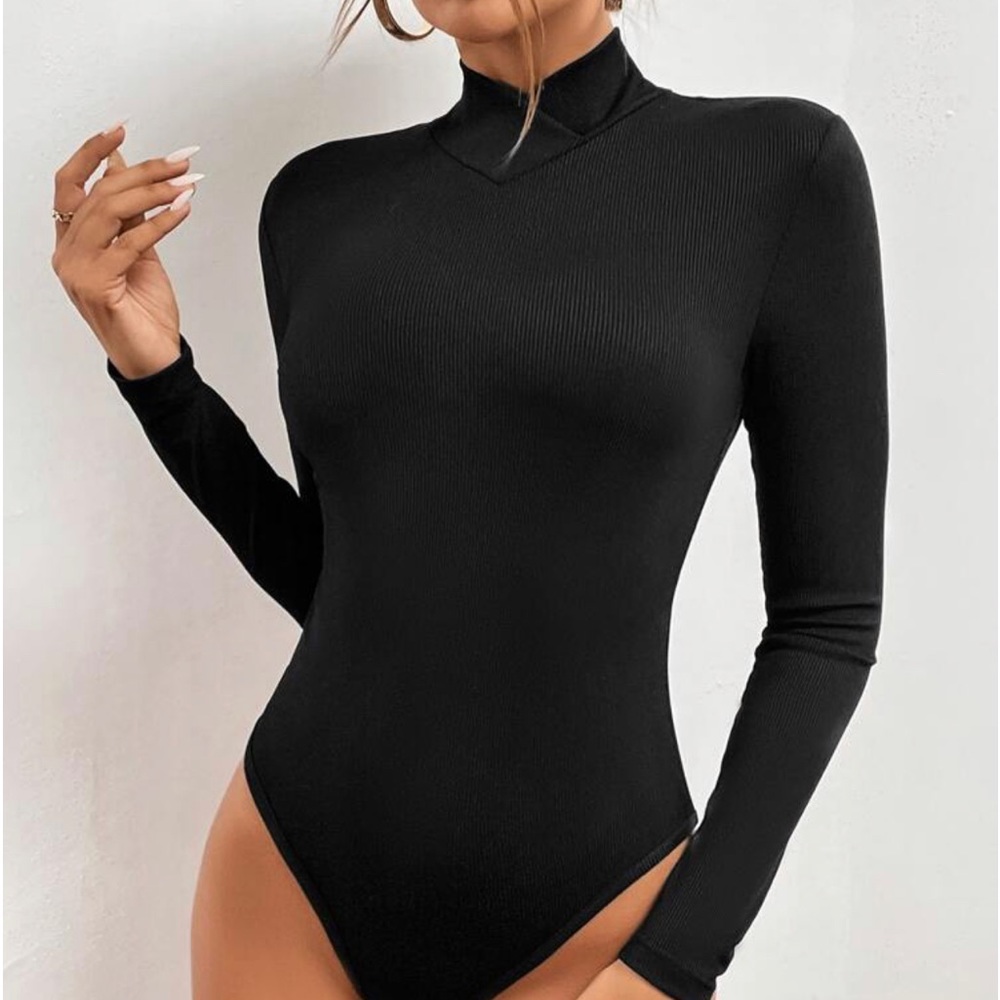 🦋3/40 SHEIN Cross-over Mock Neck Bodysuit (M)